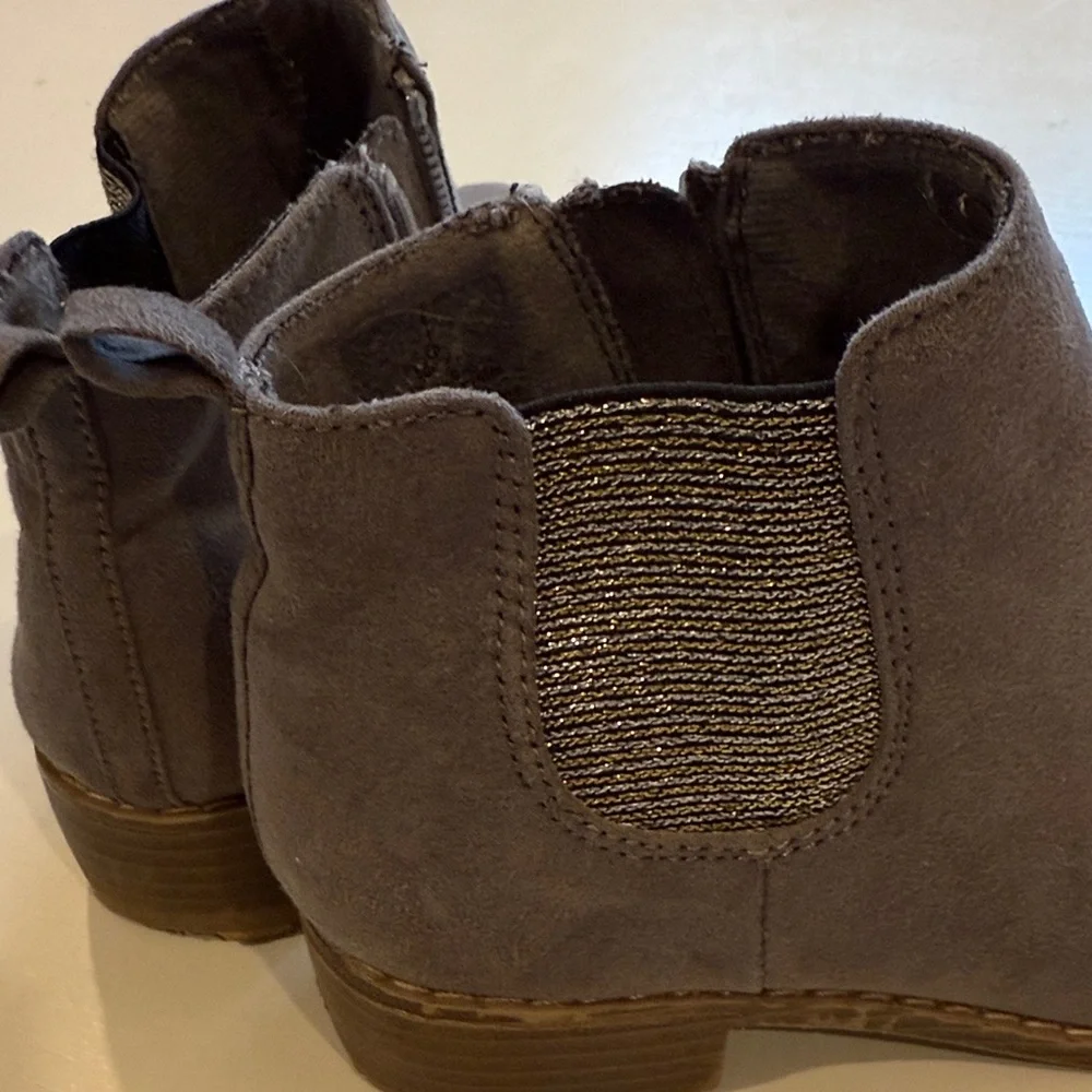 Old Navy girls gray booties with a little sparkle ✨